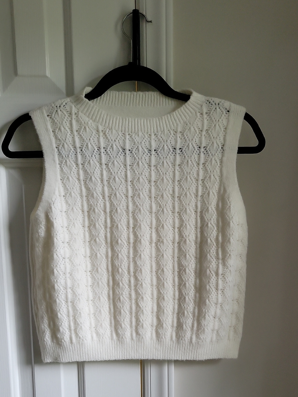 Cable Knit Sleeveless Sweater Vest - White